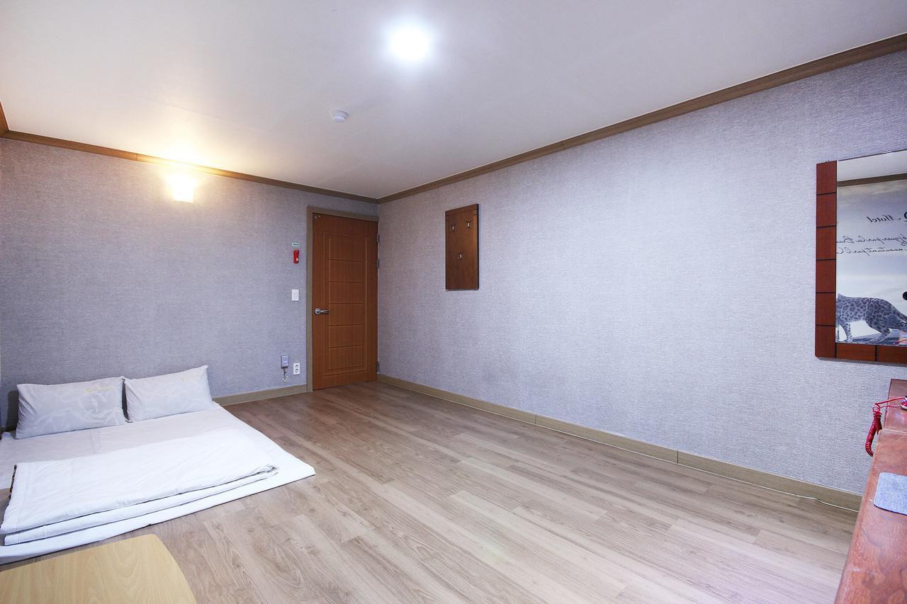 Happy Q Motel Andong Bagian luar foto