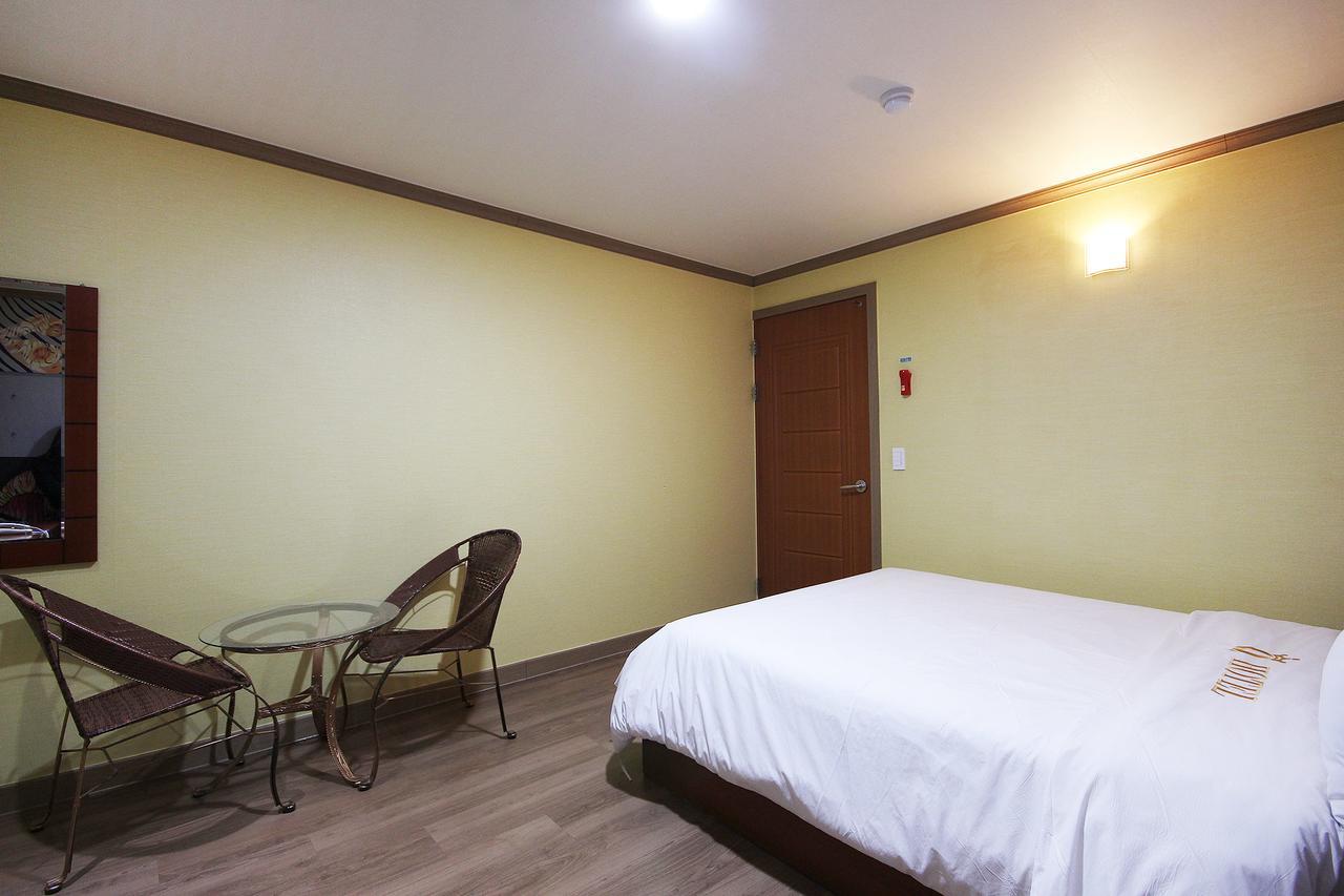 Happy Q Motel Andong Bagian luar foto